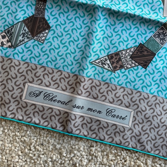 Hermès Silk Scarf with Equestrian Horse Shoe Print 90cm with Box! - Picture 3 of 8